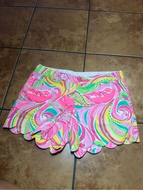 Lilly Pulitzer Buttercup Scallop-Hem Shorts in All Nighter Flamingo Print - 0